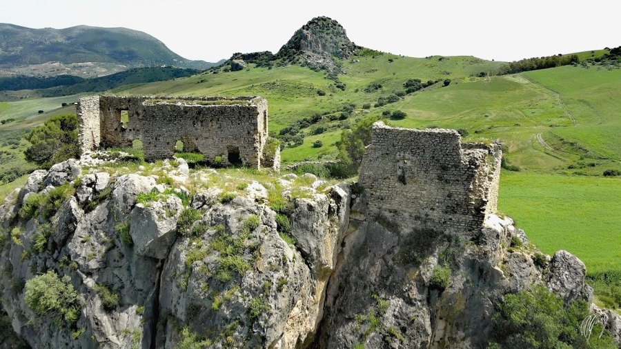 Castillo de Vallehermoso, también conocido como de Carastas o de Ayamonte. Se localiza en el término municipal de Olvera.